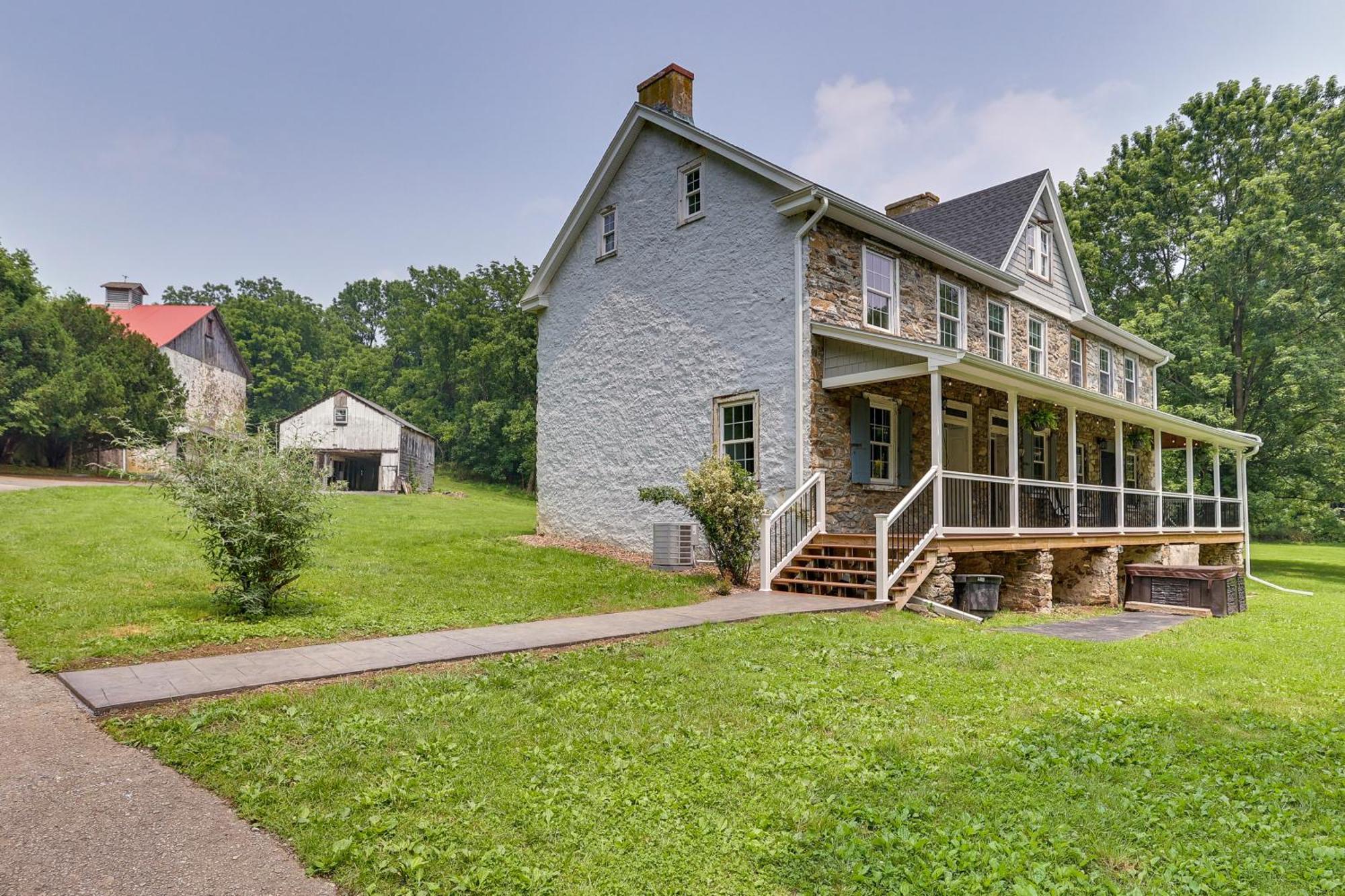 Spacious Country In On Old Ranch! Holiday home *