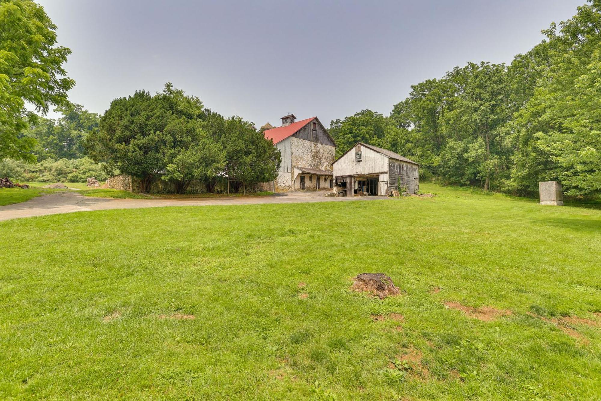 Spacious Country In On Old Ranch! Holiday home Coatesville
